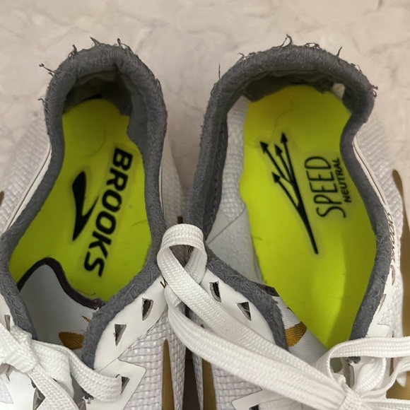 Brooks Wire v5 Track Spike Running Shoes, White/Gold - Picture 4 of 9